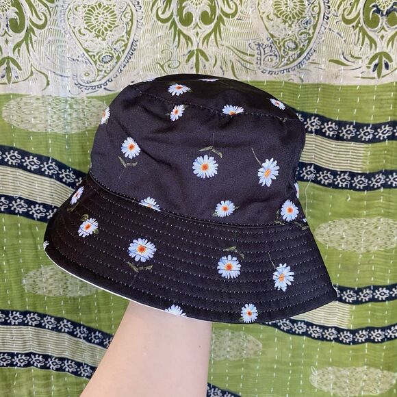 Alice + Olivia Women’s Daisy Print & Solid White Reversible Bucket Hat main image 11